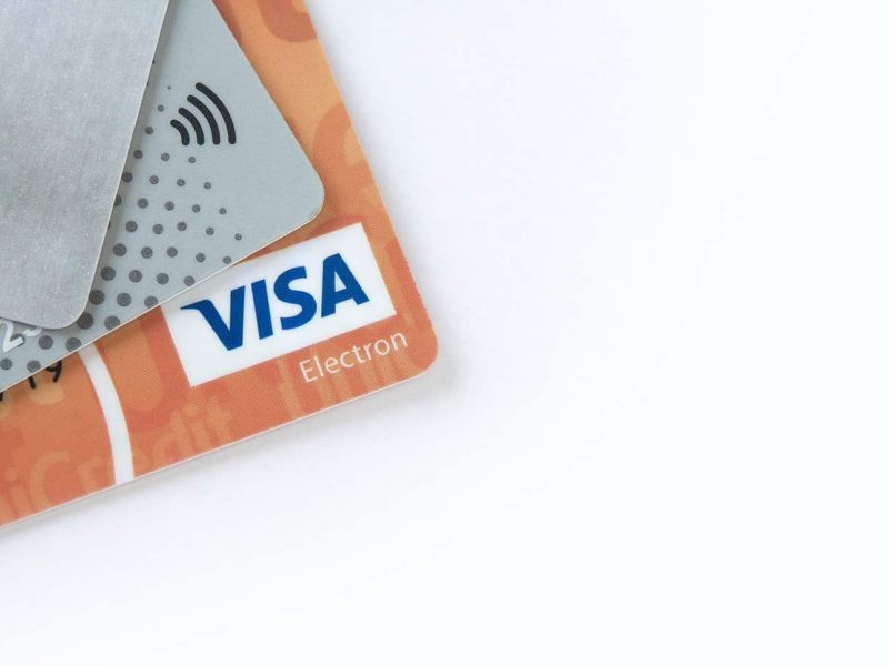 ¿Debiesen prohibirse los descuentos asociados al pago con tarjetas de retailers?