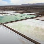 Imagen recuperada de IStock. CODELCO, SQM, litio, vínculos estructurales, interlocking, riesgos coordinados, offtake.